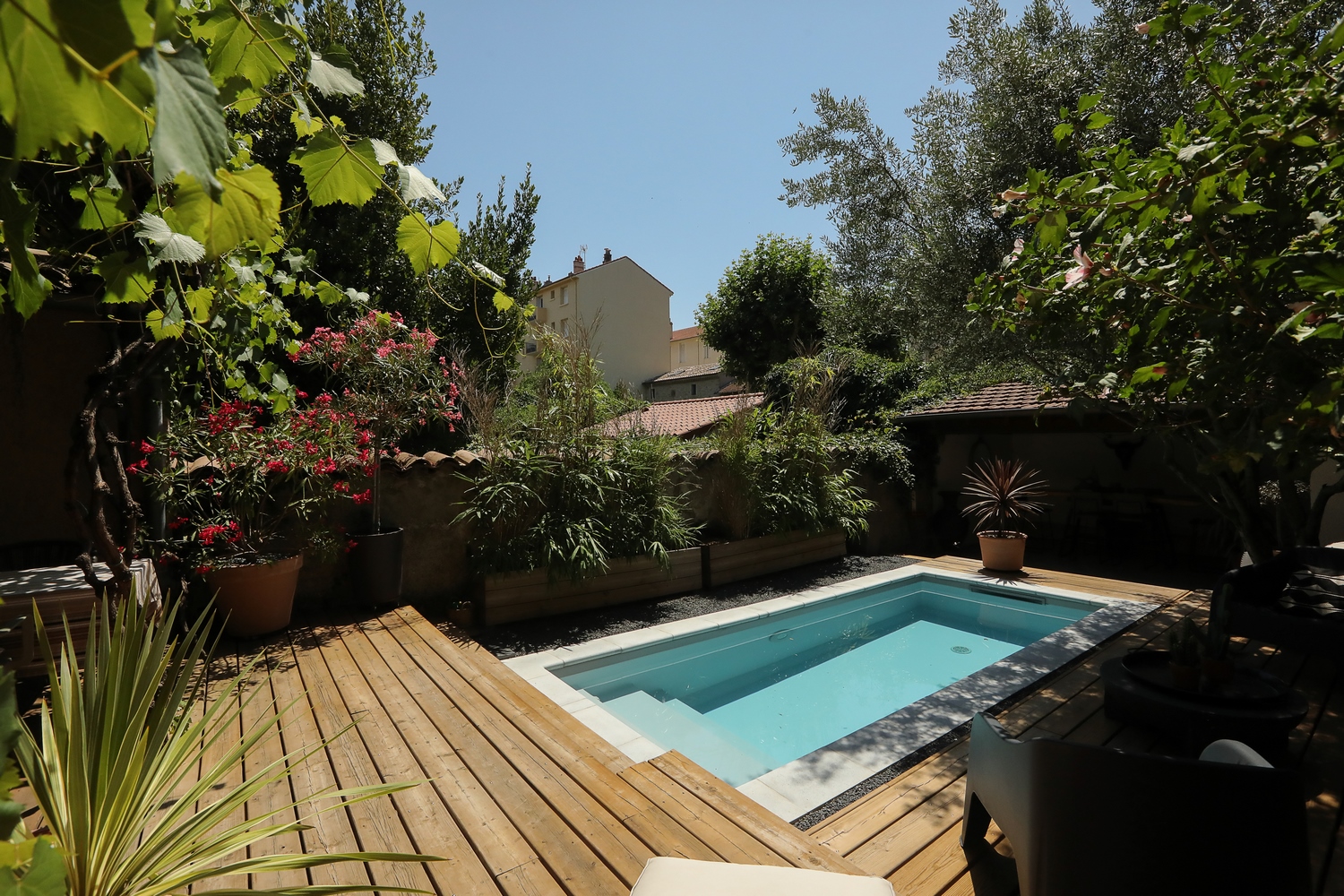 La terrasse en bois d'une mini-piscine signée Aquilus