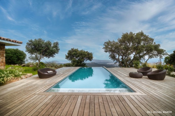 Piscine de moins de 40m2 forme angulaire trophee argent ex-aequo