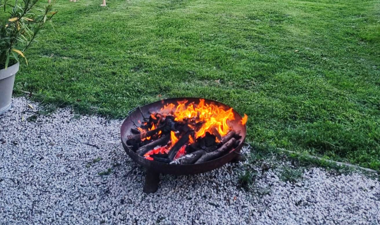 Un brasero pour chauffer son salon de jardin