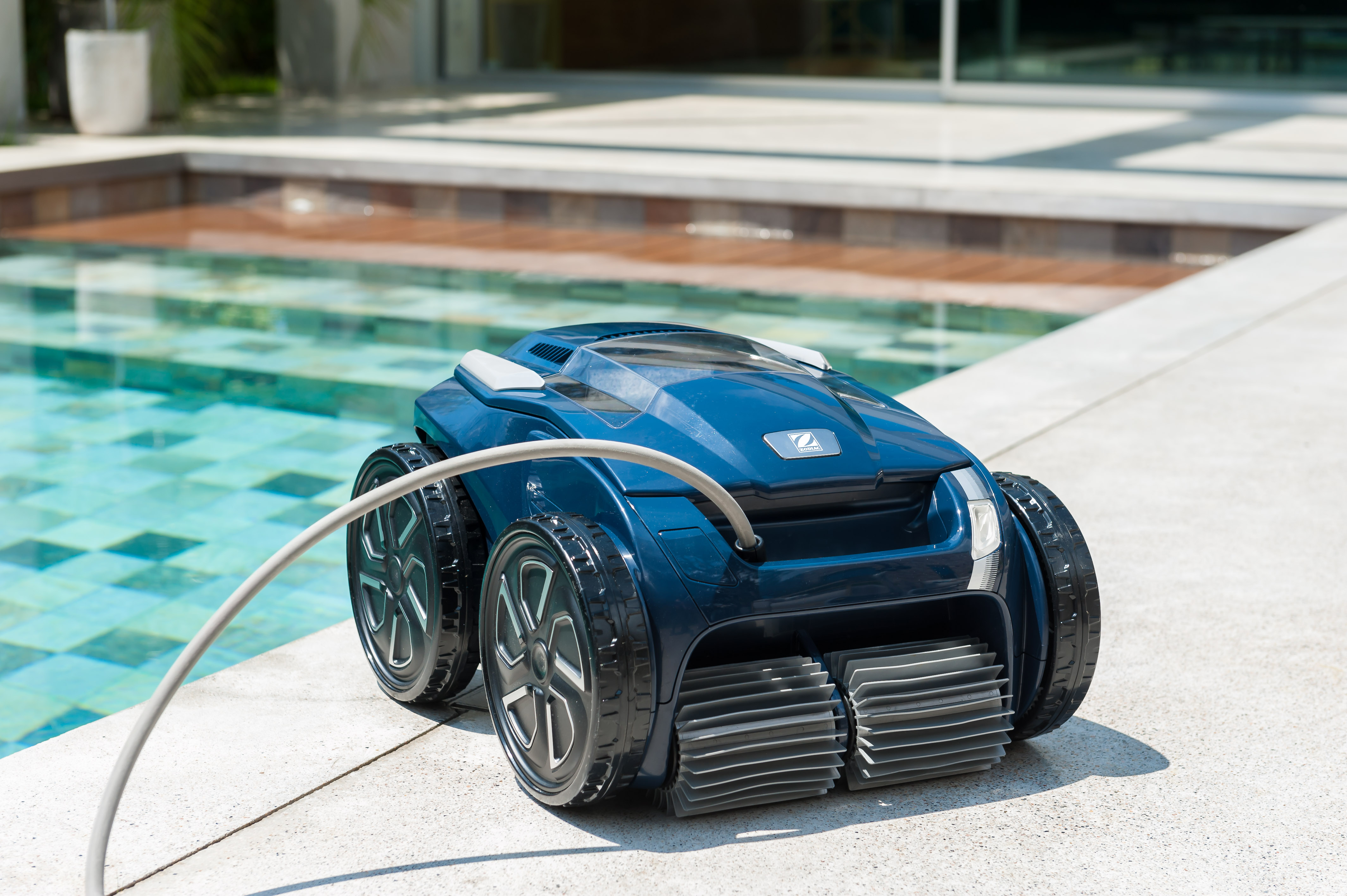 Les robots nettoyeurs de piscine intelligents et faciles à manipuler de  Zodiac