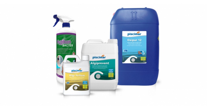 Quatre produits de traitement pour piscine de la marque Piscimar, disposés à côté d'une piscine à l'eau cristalline.