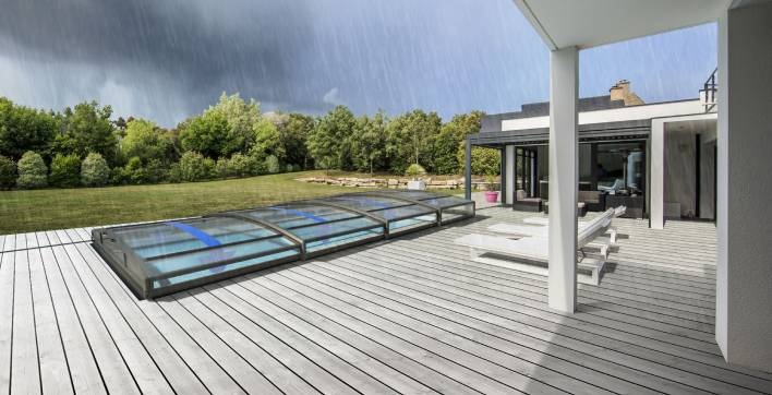 Un abri de piscine avec un collecteur d'eau de pluie intégré