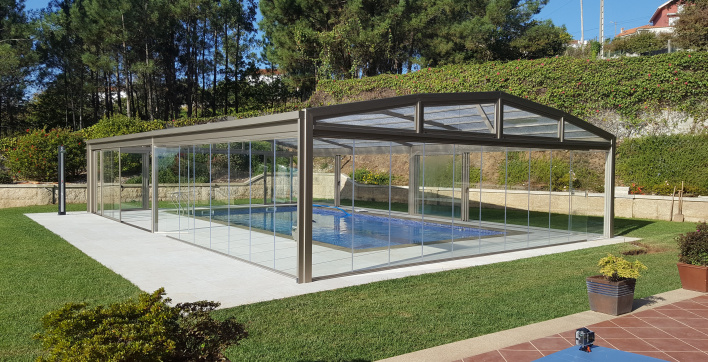 Un abri haut de piscine avec une large ouverture