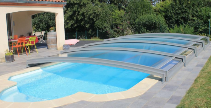 Un abri de piscine Azenco