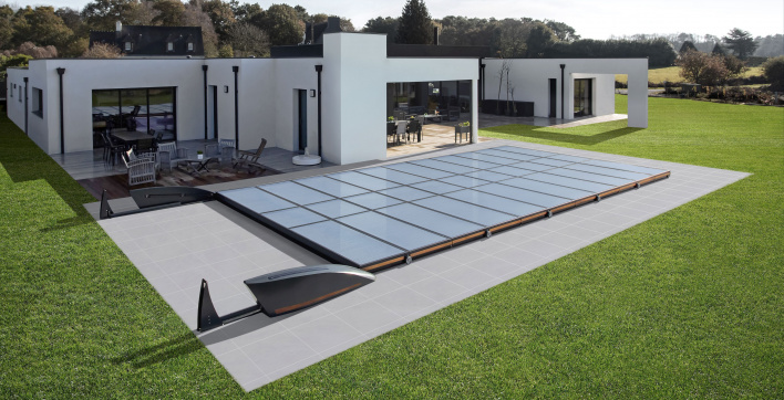 Un abri de piscine fonctionnant à l'energie solaire signé Abridéal