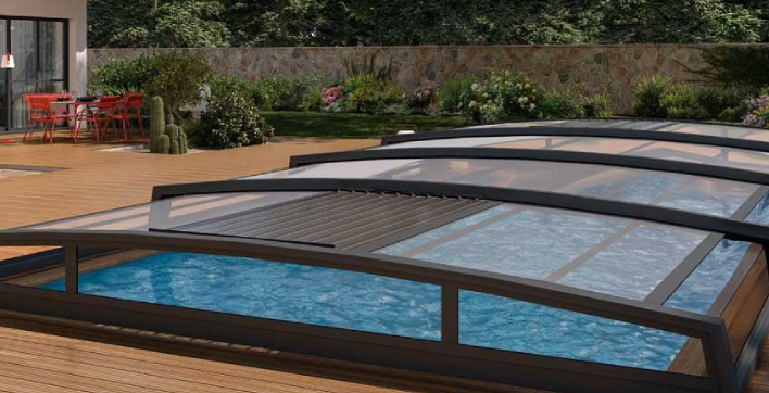 Le premier abri de piscine bioclimatique est signé Azenco