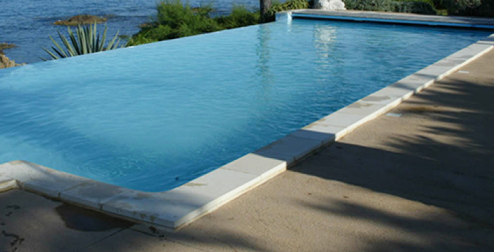 Une piscine à débordement