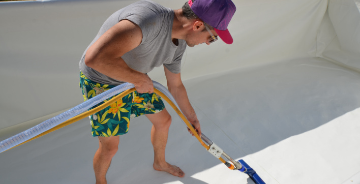 Deux types d'aspirateurs originaux pour piscine hors-sol