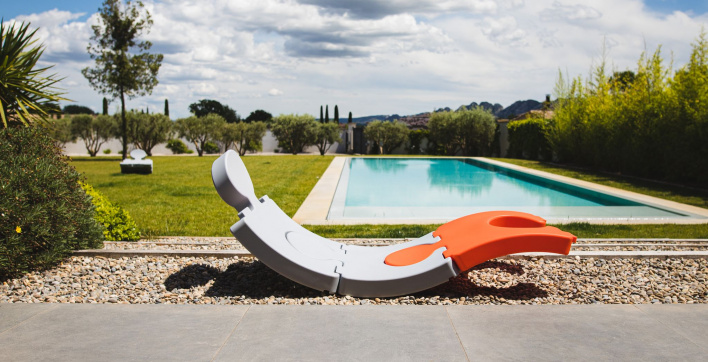 Un bain de soleil pouvant aller dans la piscine