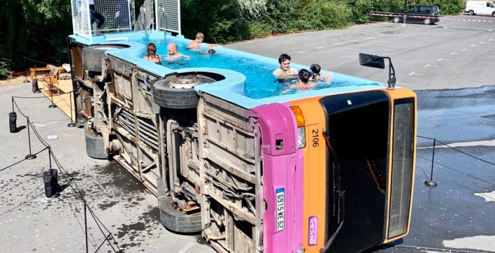 Un bus en guise de piscine !