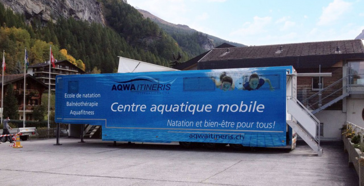 Une piscine itinérante pour apprendre à nager aux enfants