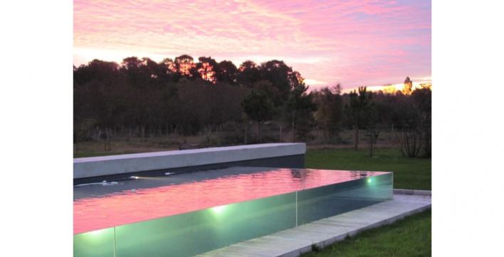 Piscine avec paroi de verre par Aqua System Solutions