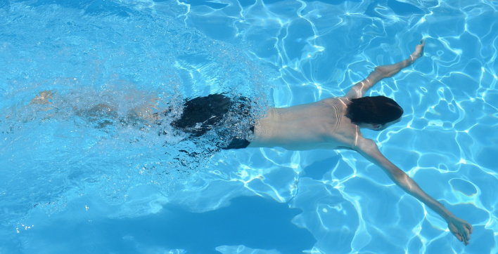 Les solutions de domotique et les accessoires pour avoir une eau de piscine claire