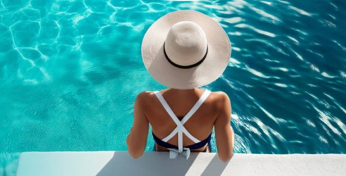 Une femme se prélassant dans une eau de piscine cristalline