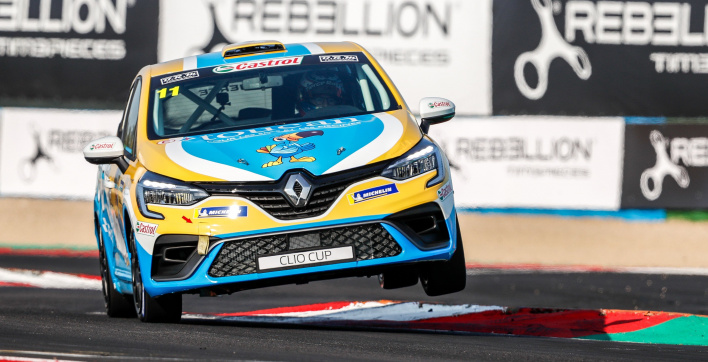Toucan, sponsor du coureur Corentin Tierce pour la France Clio Cup