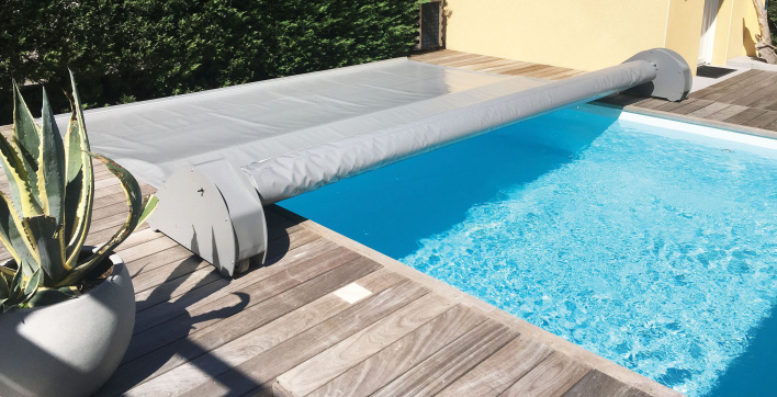 Une couverture de piscine à barres sans coffre de rangement