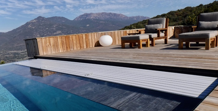 couverture piscine immergée montagne avec terrasse bois