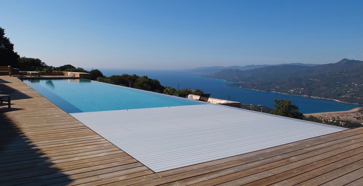 Couverture piscine vue mer avec terrasse et margelles bois