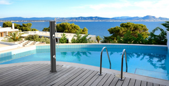 Une douche de piscine solaire