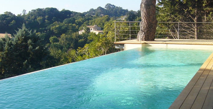 Piscine réalisée par Everblue France Piscines dans les Alpes-Maritimes (06)