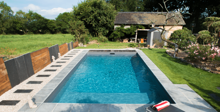 Une piscine à fond mixte avec escalier d'angle signée Aquilus