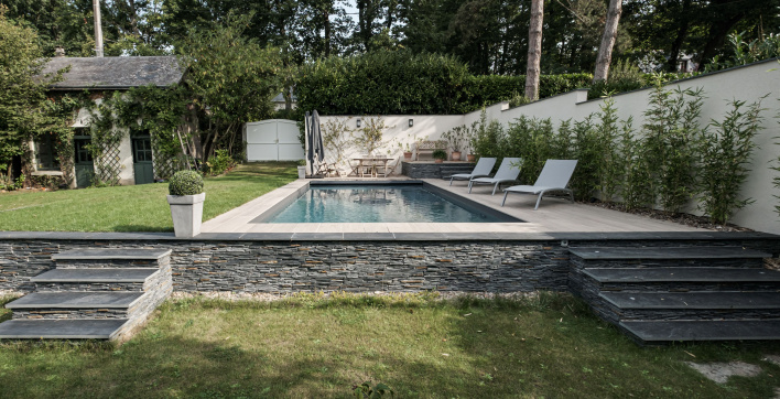 Un exemple de finition de piscine avec margelles et plage en bois