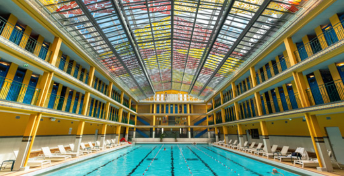 La verrière peinte de la piscine intérieur du complexe Molitor