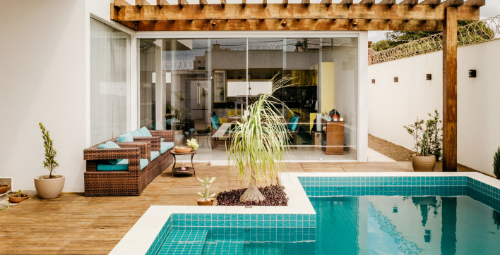 Des idées pour aménager votre extérieur avec des abris de terrasse, des  équipements et accessoires de piscines : d
