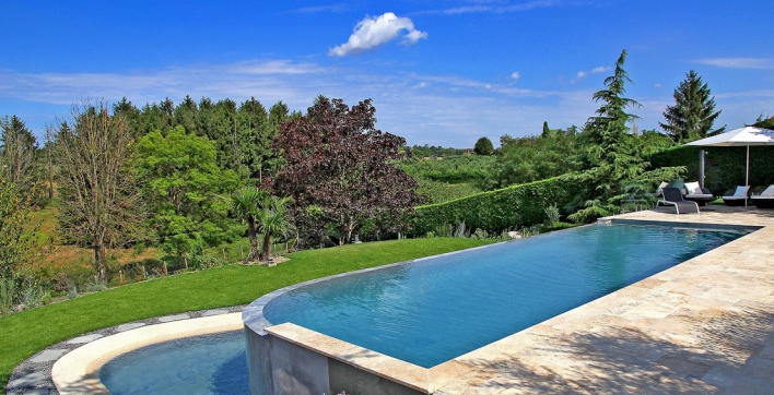 Un exemple de piscine à débordement