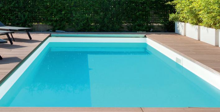 une piscine avec une ligne deau propre