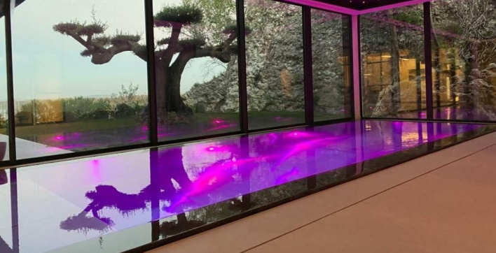Une photo de piscine éclairée grâce au projecteur BRIO