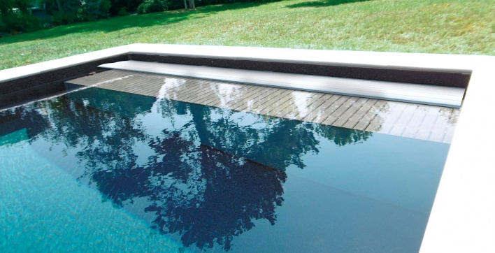 La couverture de piscine, équipement populaire de piscine