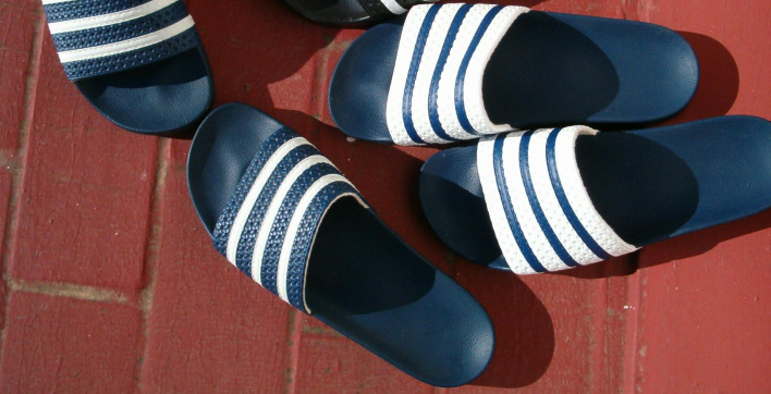 Les claquettes de piscine Adidas : le look du confinement