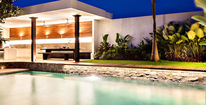 Une piscine éclairée avec un luminaire Led de Seamaid