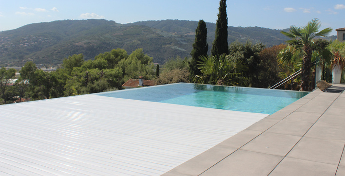 Quelle motorisation choisir pour la couverture automatique de sa piscine ?