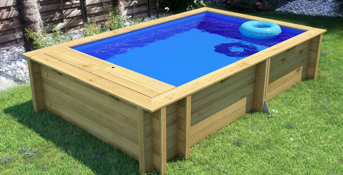 Une mini-piscine hors-sol en bois