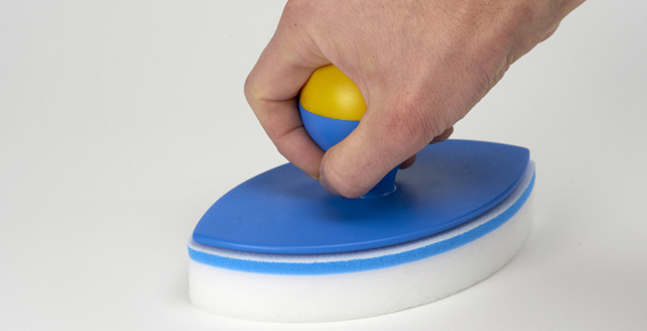 Nettoyer la ligne d'eau avec Easy Pool'Gom de Toucan
