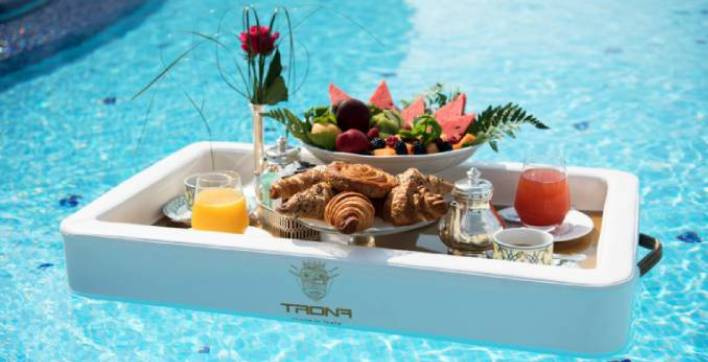 Prendre son petit-déjeuner les pieds dans l'eau grâce à un plateau géant flottant