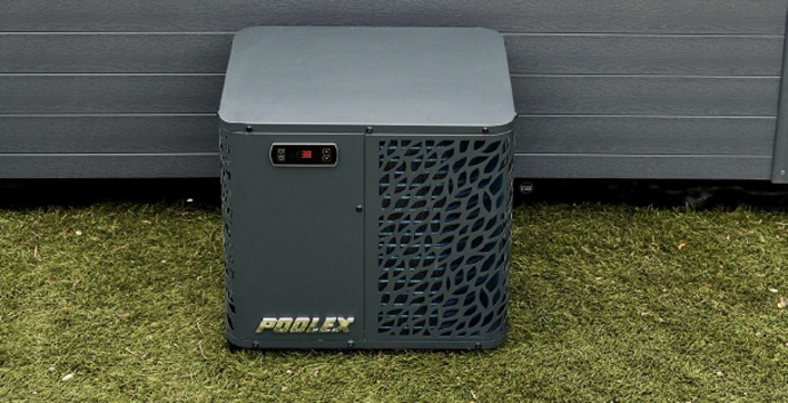 Photo d'une pompe à chaleur compacte de la gamme Poolex Spawer, probablement installée à côté d'un spa. L'appareil est moderne et conçu pour optimiser l'efficacité énergétique.