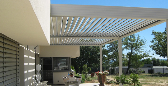 Pergola à lames bioclimatiques R-Blade