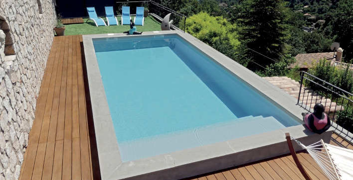 Une piscine coque parfaite pour les jardins urbains