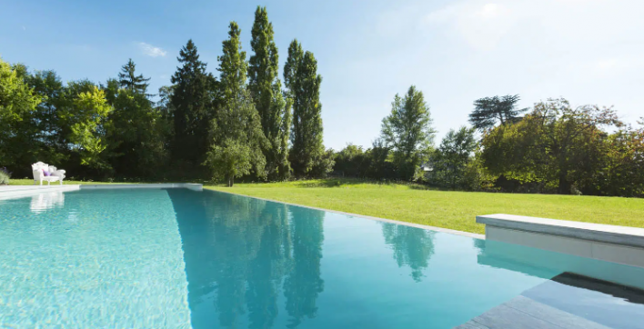 Une piscine tout béton armé signée Mondial Piscine