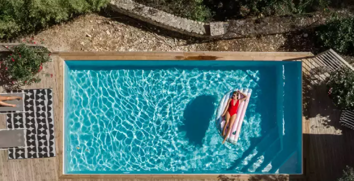 Un bassin Piscines de France construit sur un garage