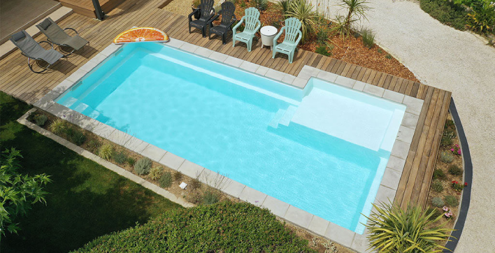 Larimar, la piscine coque polyester avec plage excentrée d'Alliance Piscines