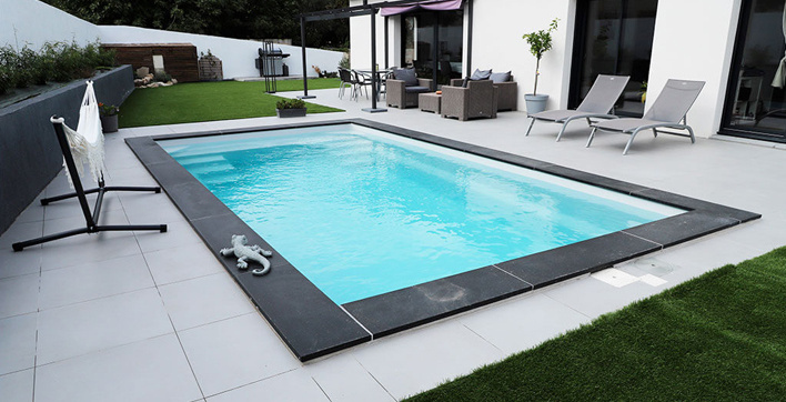 Une piscine coque à fond plat de la marque Coktail Piscine