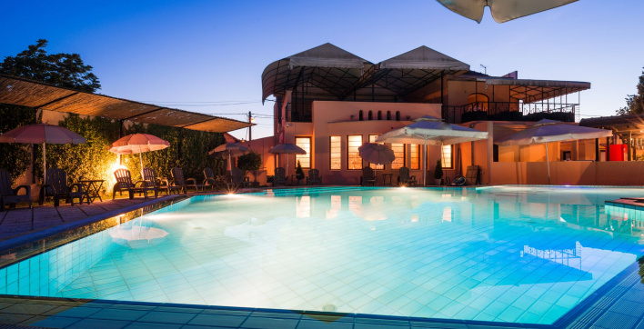 La piscine éclairée, grande tendance 2020 du pool staging