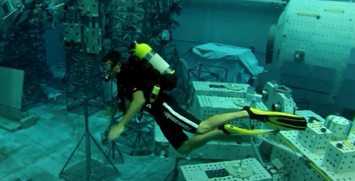 La piscine d'entraînement des astronautes simulant les effets de l'apesanteur