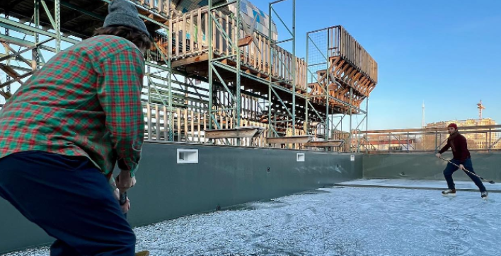 Une piscine en plein air de Bruxelles se transforme en patinoire de fortune