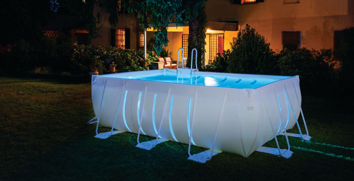 Une piscine hors-sol avec projecteur LED qui s'illumine de nuit