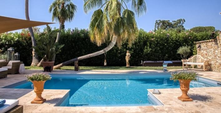 Une piscine traditionnelle qui est venue remplacer une piscine coque